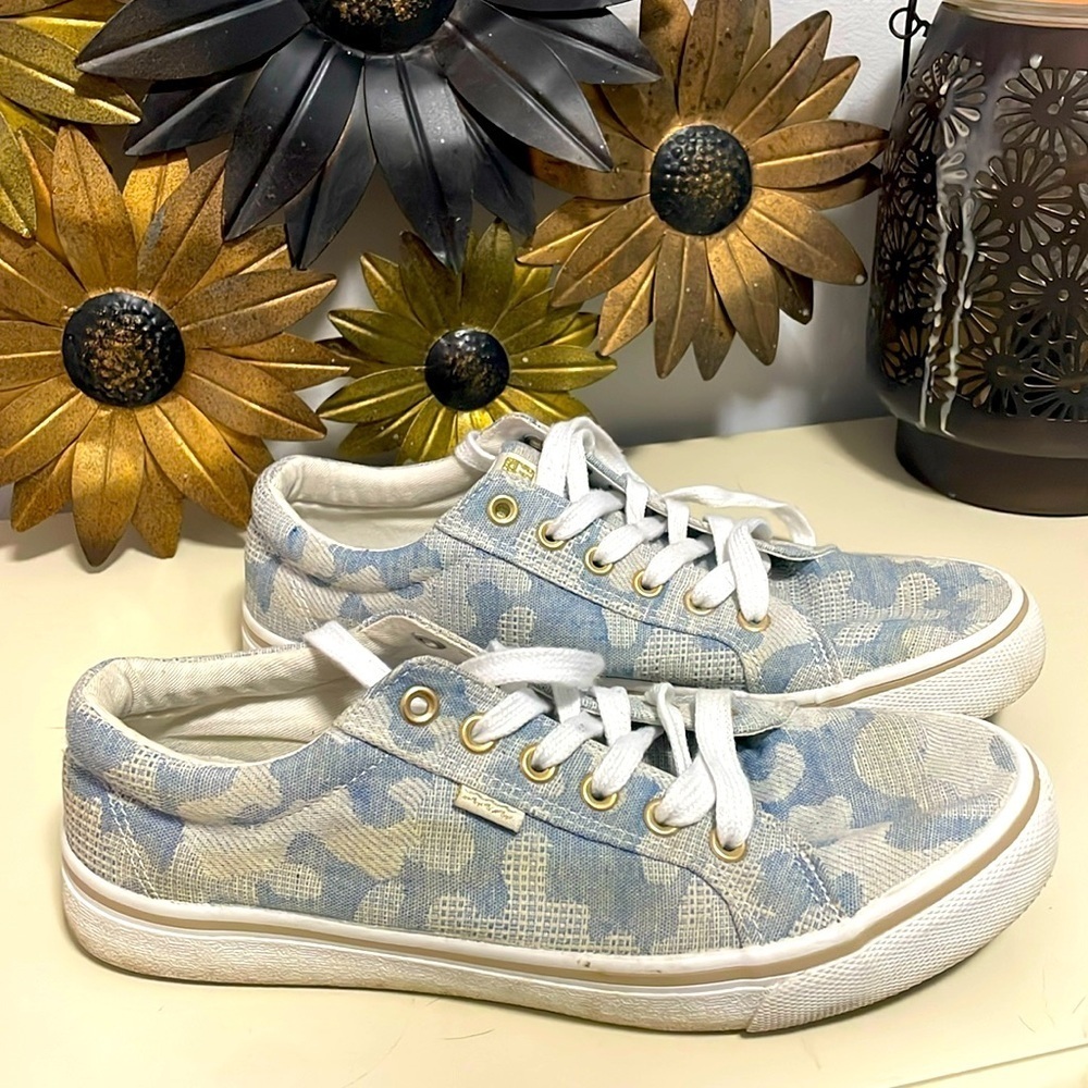 KNKRT woman’s sneakers light blue size 9